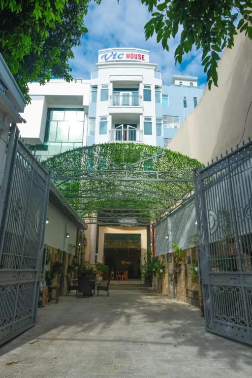Vic House - photo 1