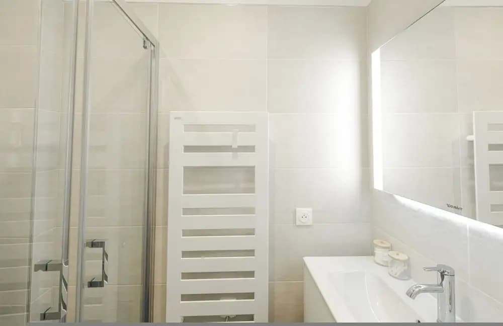 By Saint-sulpice Newly Refurbished 4 BR Apartment - photo 8
