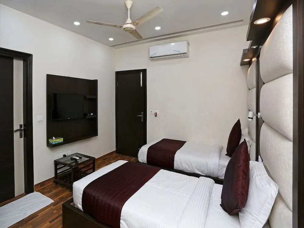 OYO 14389 Diplomat Suites - photo 4