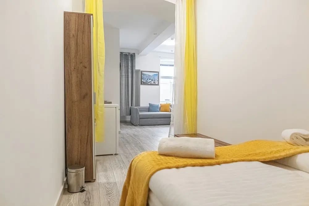 Elegant 3BR Apt Steps from Hauptbahnhof - photo 4