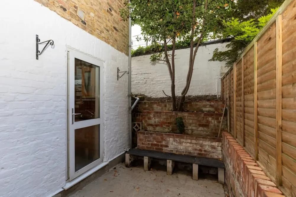 Spacious 1BD Flat w/ Garden - Hammersmith! - photo 9