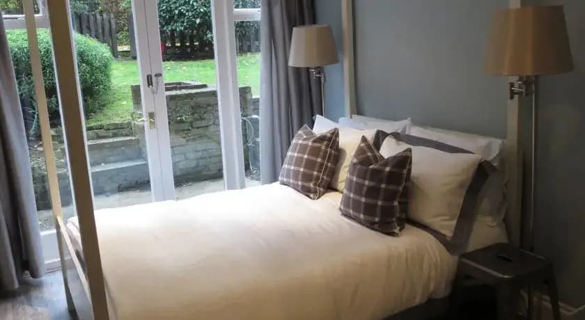 New, beautifully-designed garden flat in Clapham - photo 1