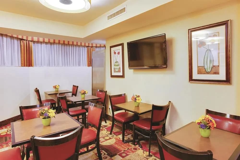 La Quinta Inn & Suites JFK Airport - photo 18