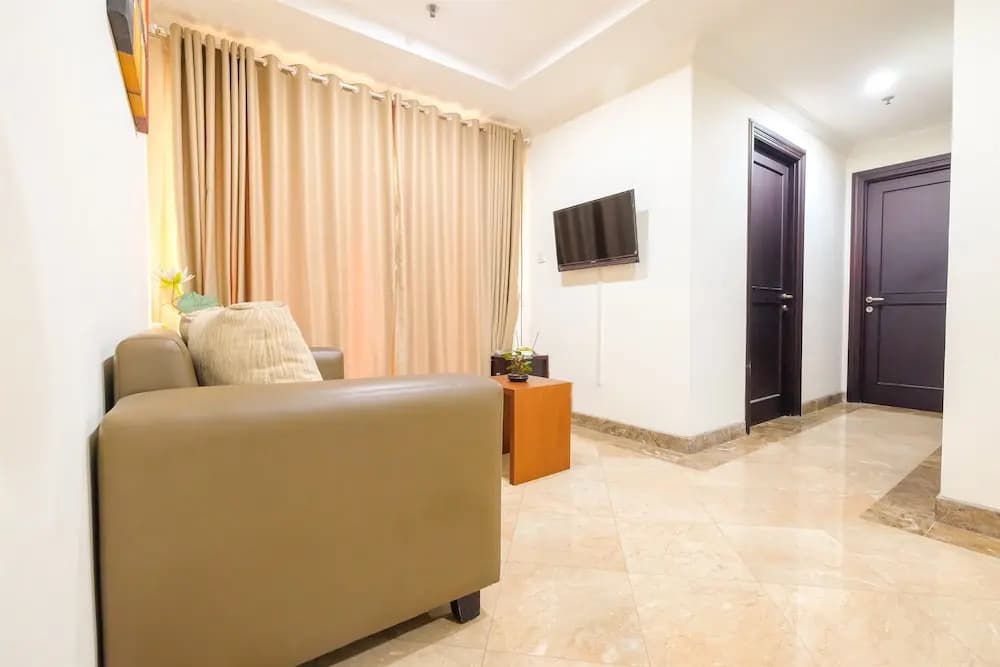 Spacious Riverside Pluit Apartment - photo 9