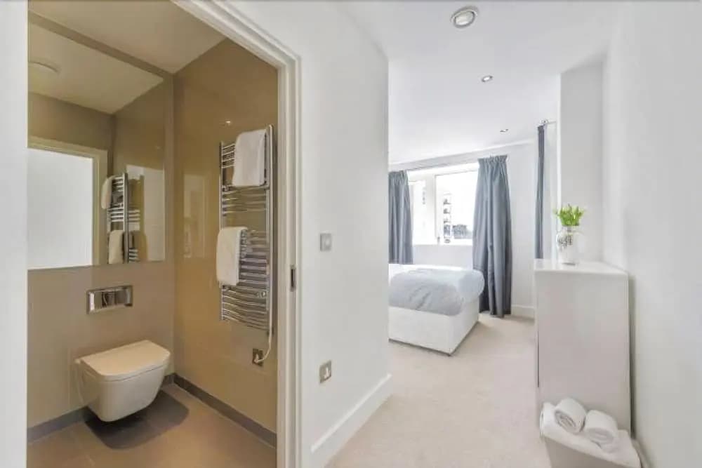 Flying Butler Greenwich Apartment - photo 2