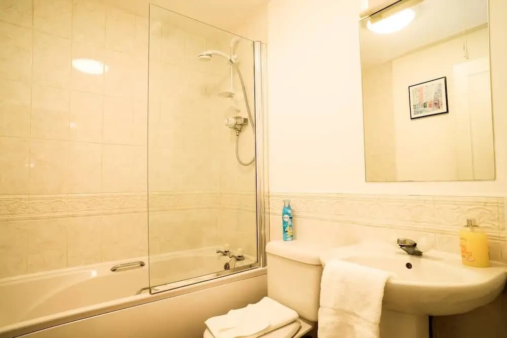 JOIVY Gorgeous Stockbridge Apt With Underground Parking - photo 7