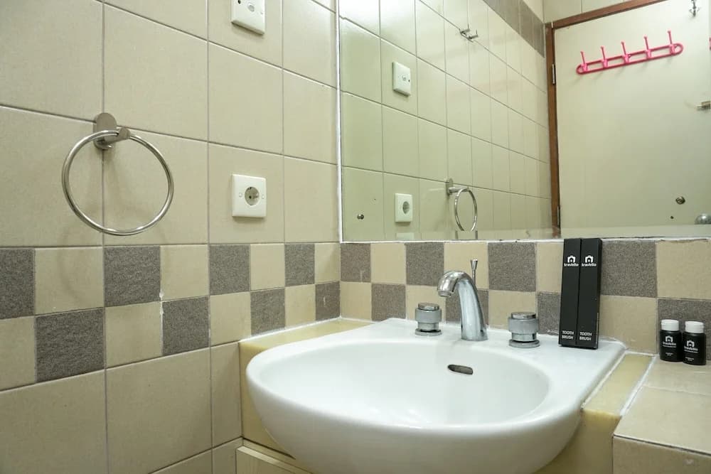 Spacious And Convenient 3br at Pangeran Jayakarta Apartment - photo 7