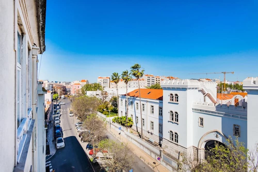 Bright & Beautiful Top Floor Graça Flat - photo 14
