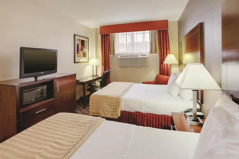 La Quinta Inn & Suites JFK Airport - photo 6