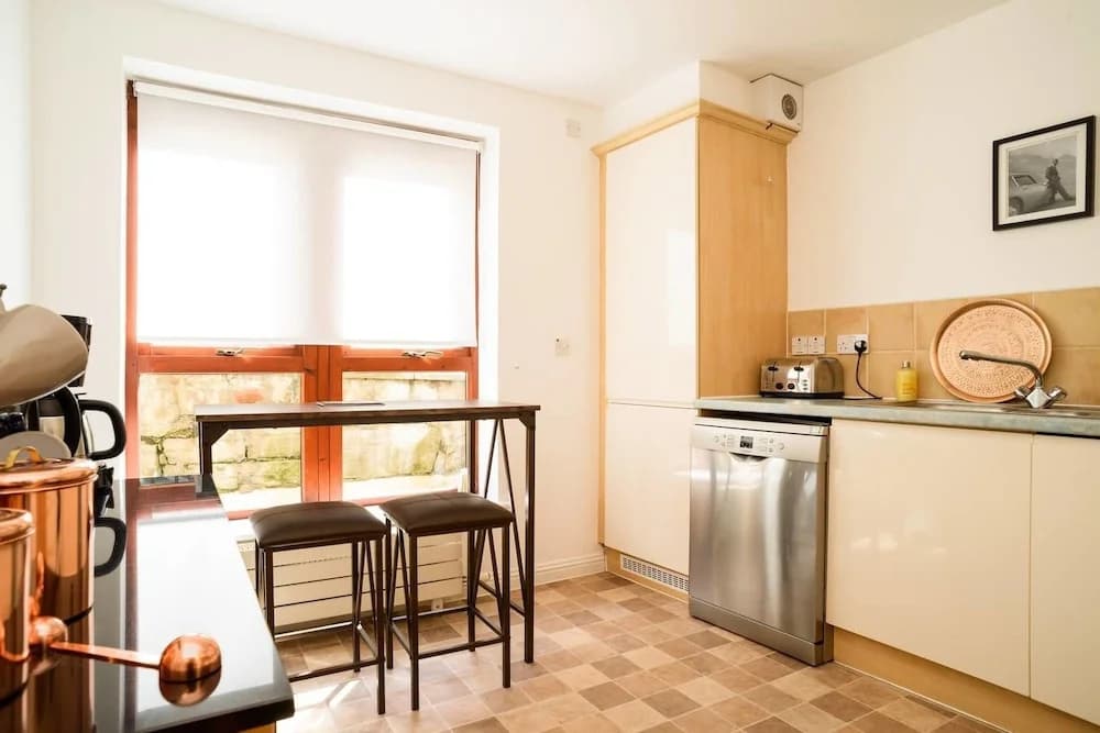 JOIVY Gorgeous Stockbridge Apt With Underground Parking - photo 10