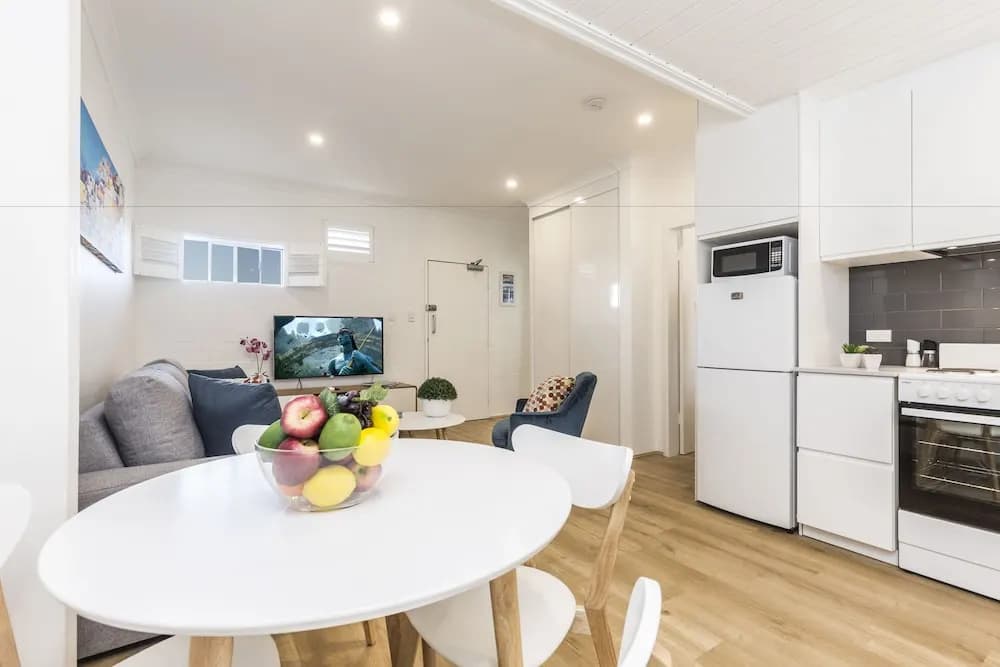 Quiet Spacious Apt with AIR CONDITIONING & Netflix - photo 16