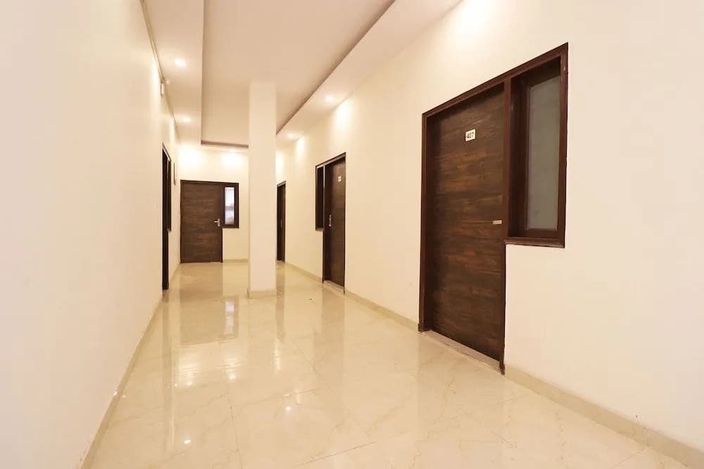 Oyo Flagship 36992 Sidharth Plaza Haiderpur - photo 7