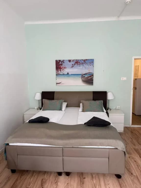 Modern 2BR Apt Steps from Westbahnhof - photo 1