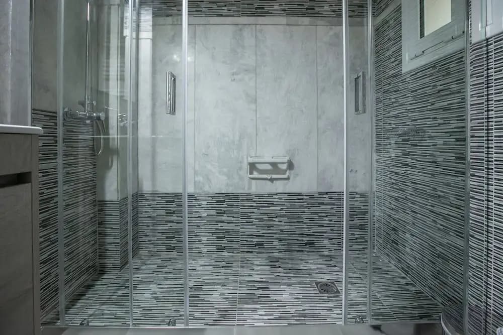 Luxurious 4 Bdrm 3Bath Apt 1- Athens - photo 13