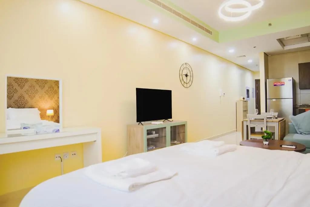 Signature Holiday Homes - Amazing Studio in Hercules Tower, Wadi Al Safa - photo 3
