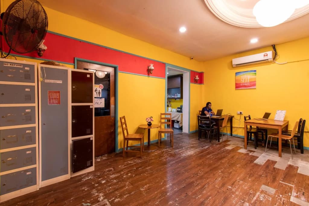 The Travel Hub Guesthouse - photo 23