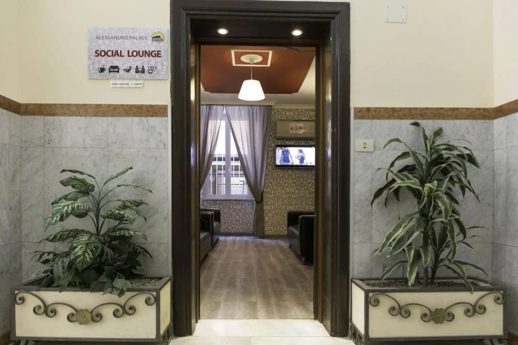 Alessandro Palace & Bar - Hostel - photo 1