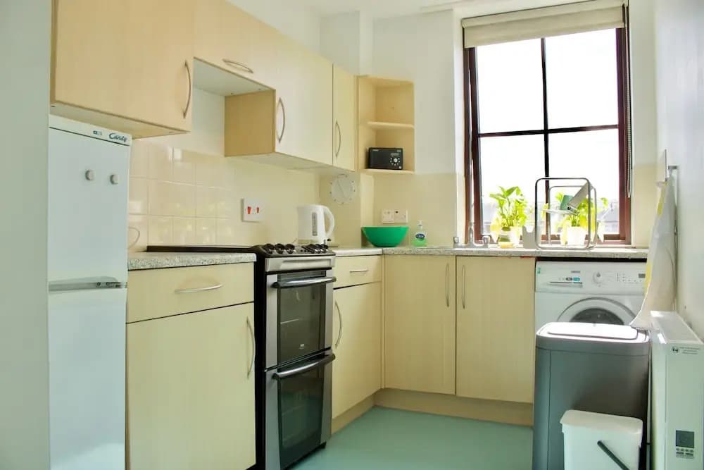 Spacious 2 Bedroom Flat - photo 10