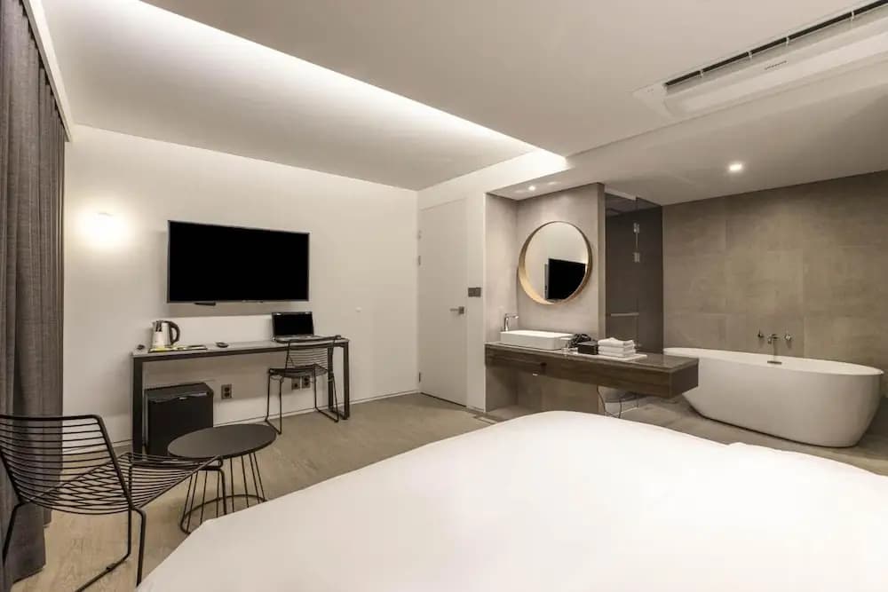H hotel - photo 2