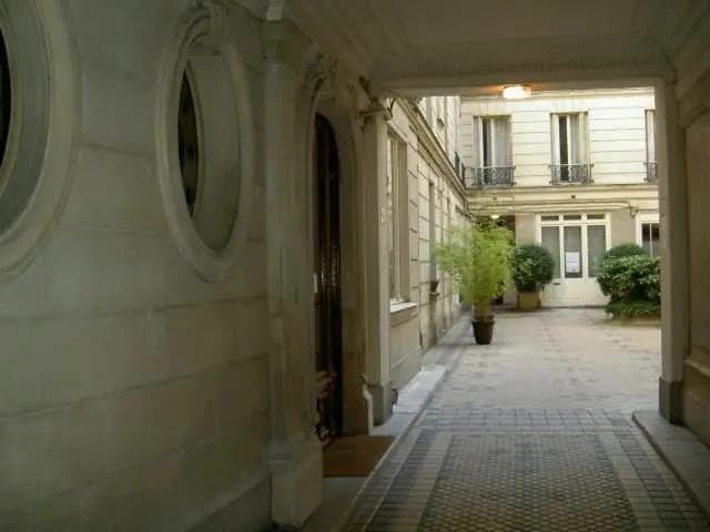 Large & Bright Apartment, Central Paris, Montmartre-Opéra, Picturesque Rue des Martyrs - photo 12