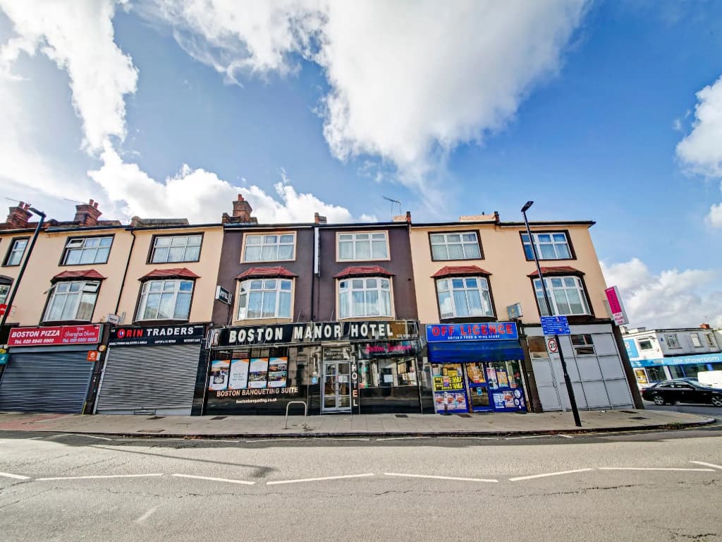OYO Bostons Manor Hotel, Hanwell London - main photo