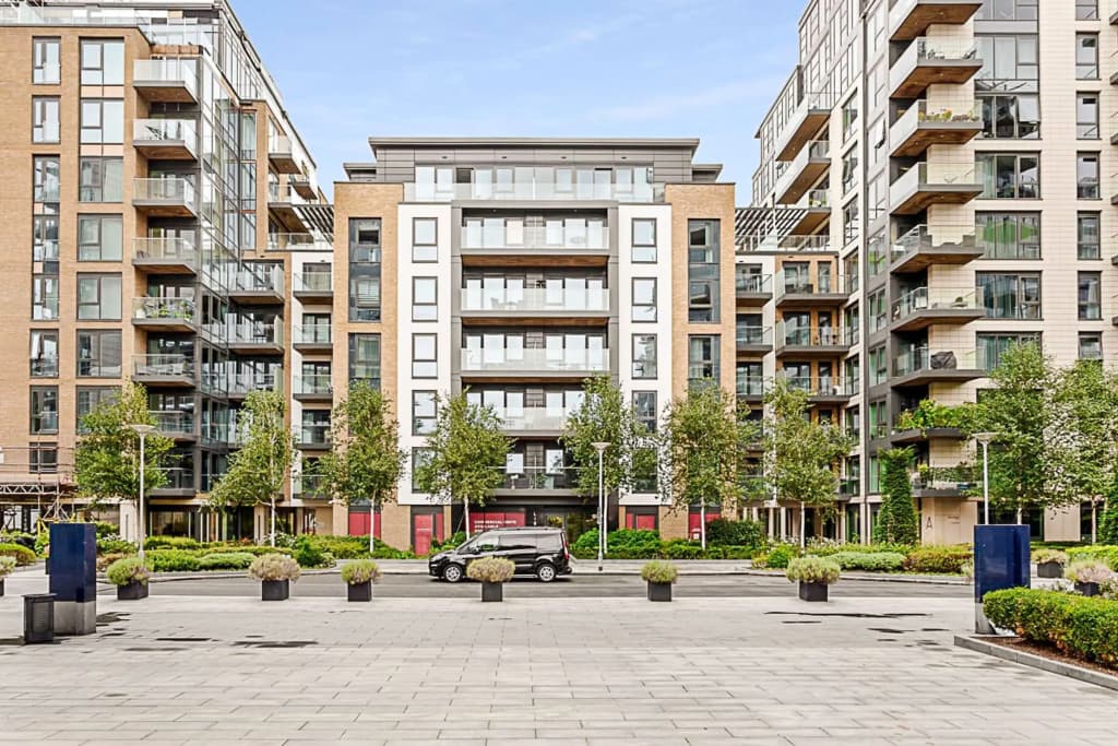 Stylish Flat In Battersea Reach - photo 1