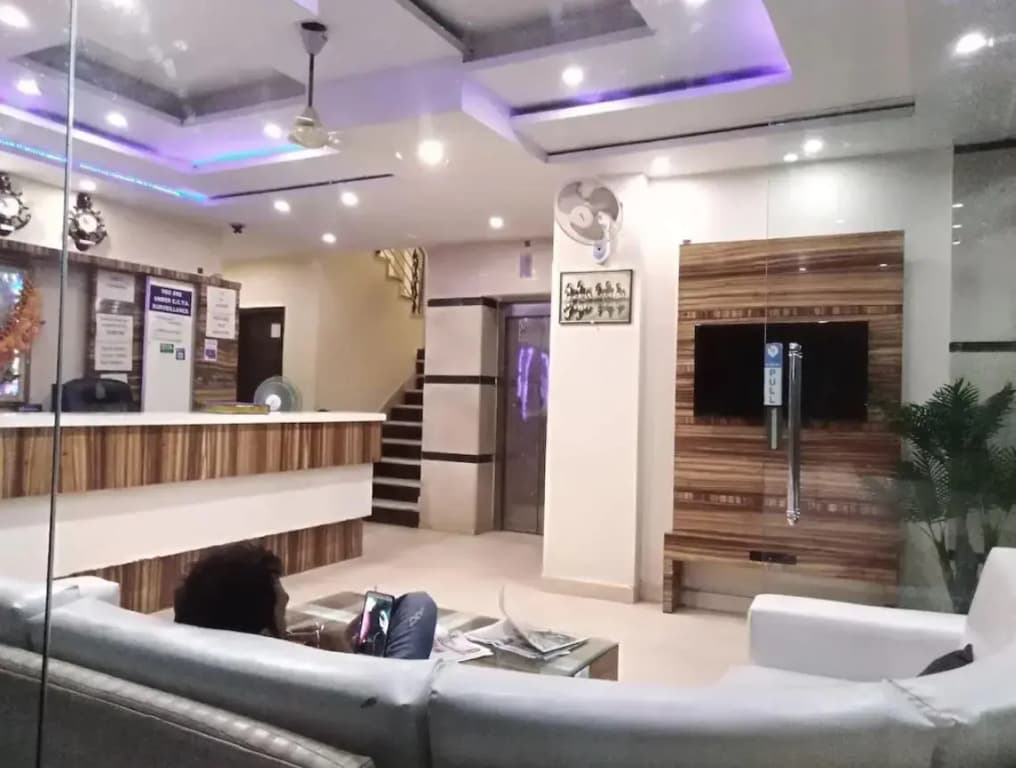 Hotel Saffron Inn - photo 2