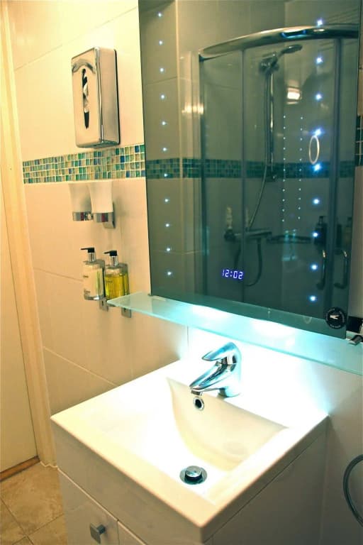 Crompton Guest House - photo 23
