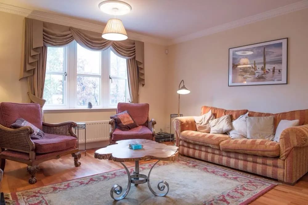5 Bedroom House With Free Parking - photo 9