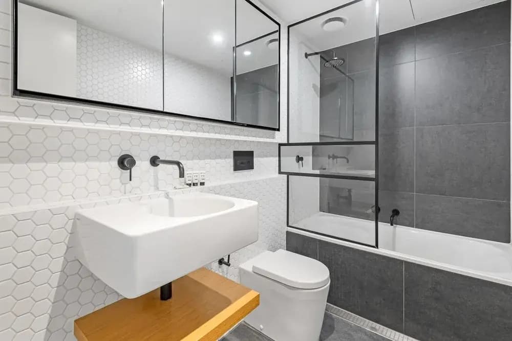 Stylish & Spotless 2-bed Apartment in St Kilda - photo 3
