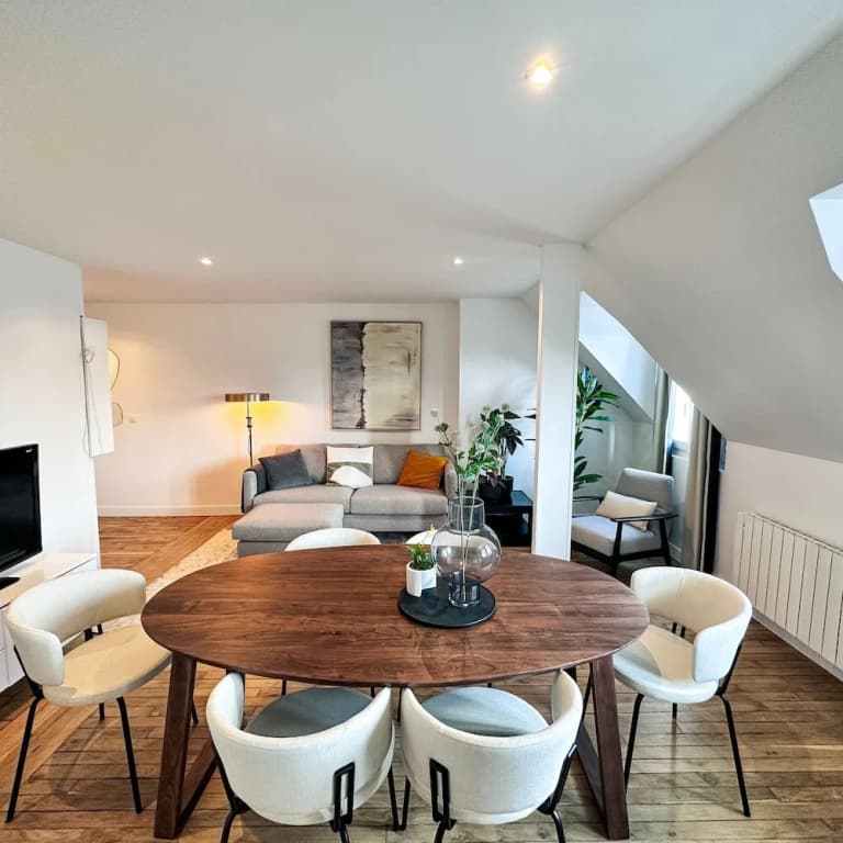 Copernic Line Elegant 3BR Apartment in Paris - photo 4