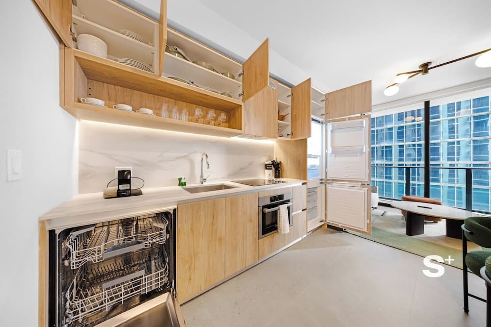 Modern Condo in DTW Miami - Gym & Pool - photo 27