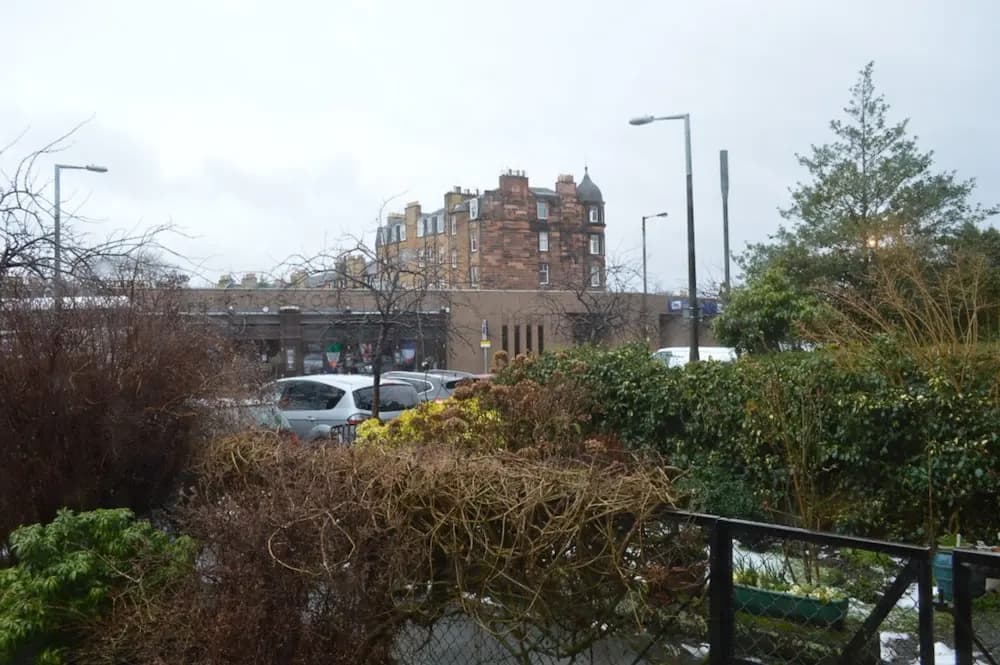 3 Bedroom Flat In Morningside - photo 11