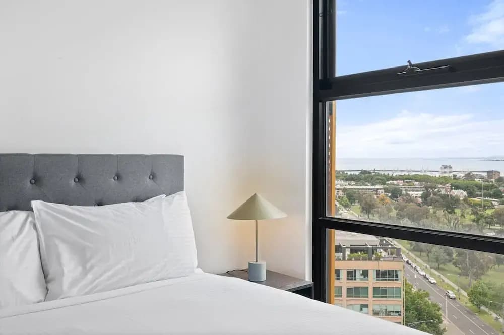 Renovated 2-bed Apartment With Balcony - photo 4