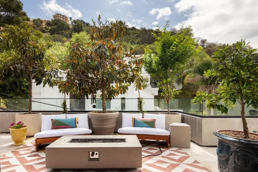 Willow Glen - Hollywood Hills Multi-level Villa With Theater & Pool - photo 25
