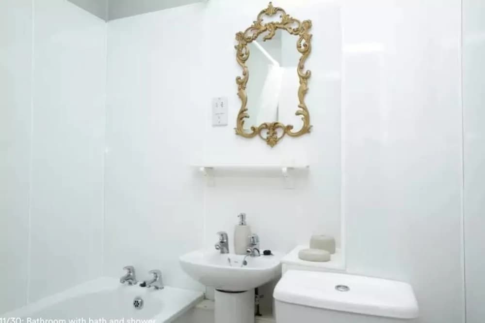 JOIVY Stylish Castle View Apartment - photo 8