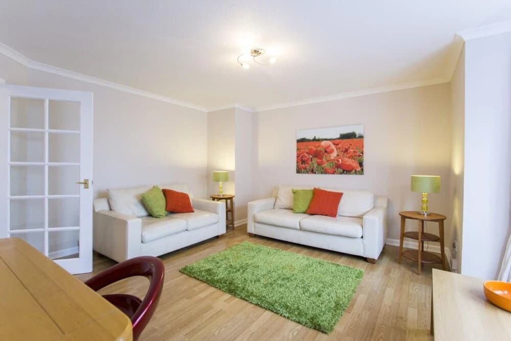 2 Bedroom Flat In Edinburgh - photo 2