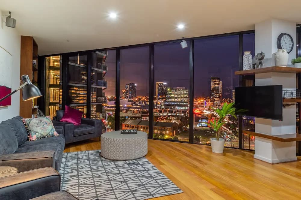 Luxury 3 Bed 2 Bath City Views - photo 10