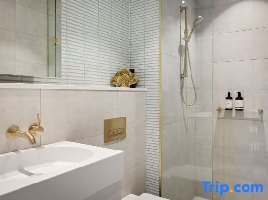 Sky One Box Hill, 3BR with Pool, Sauna & Parking - photo 2