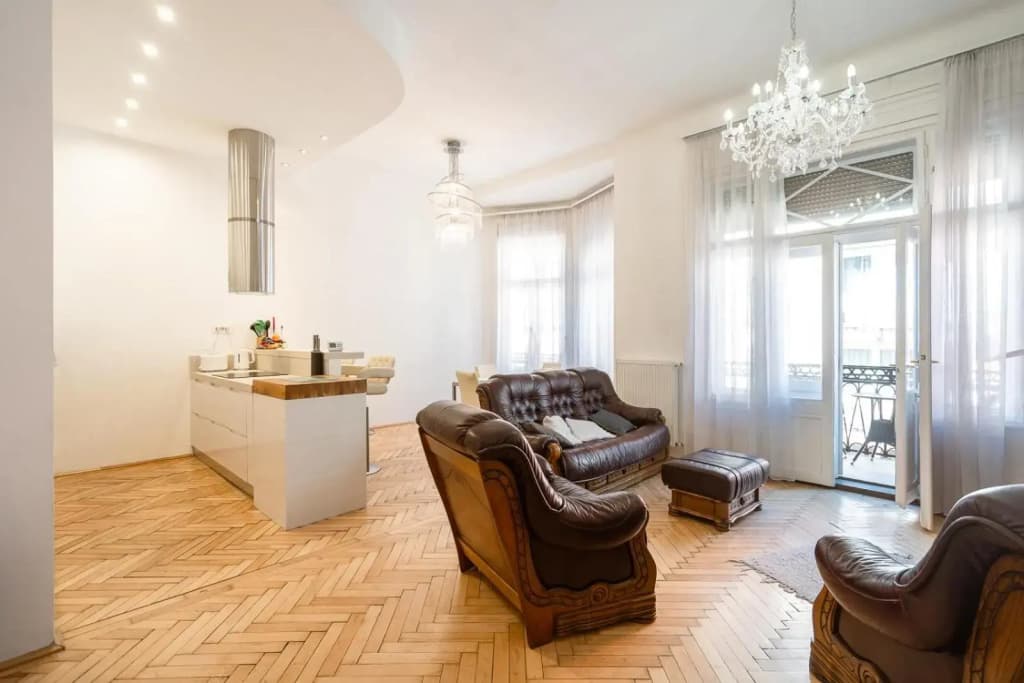 DON'T LOOK any further - Gary's superb apartment - photo 5