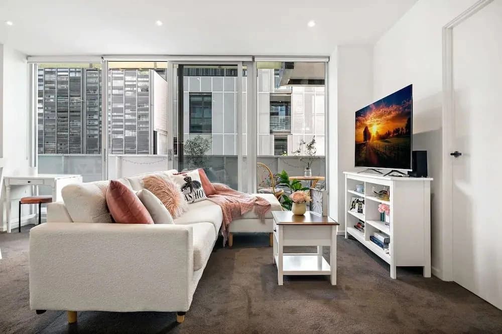 Bright 2-bed Home With Secure Parking - photo 3