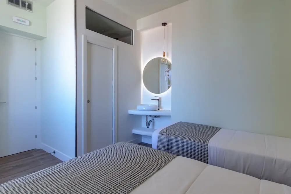 Hostal Charlotte - photo 4