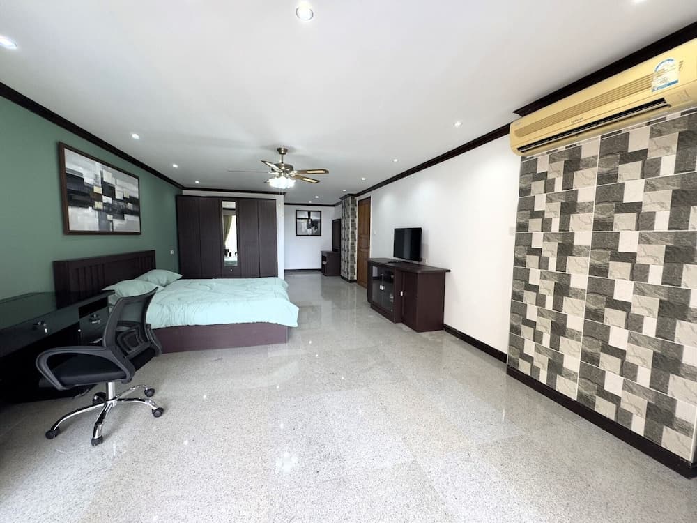 Spacious 2BR Condo - 3 Balconies & Green Views - photo 3