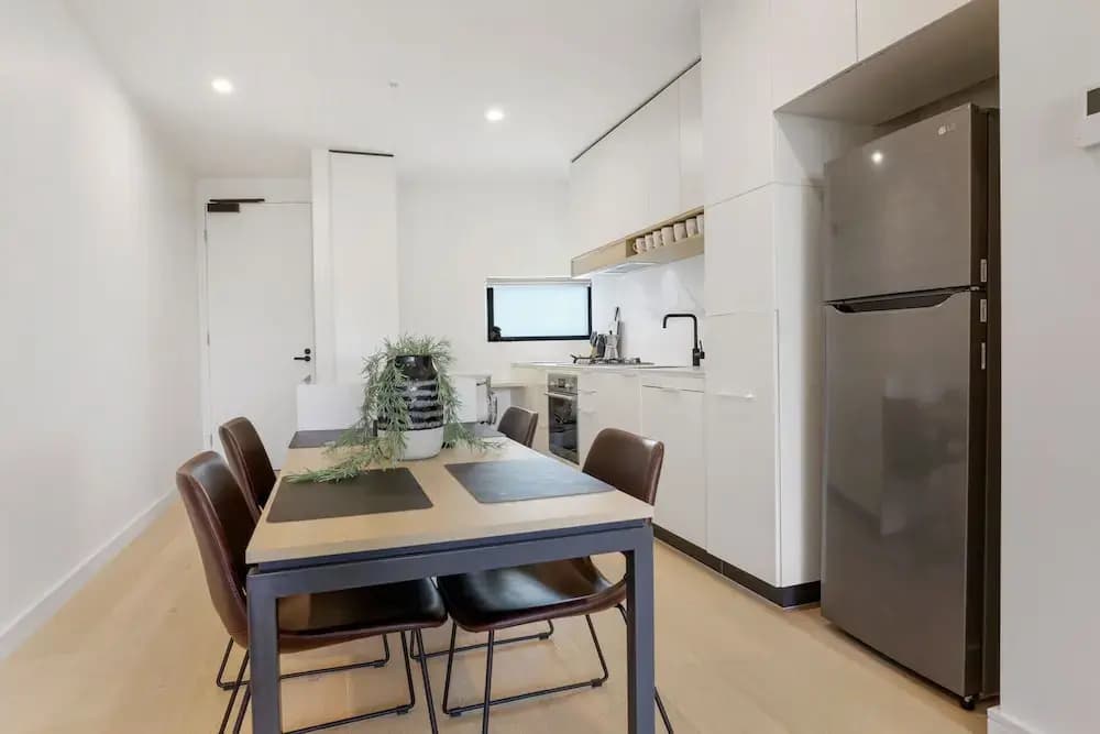 Modern 2-bed Ivanhoe Unit With Parking - photo 15