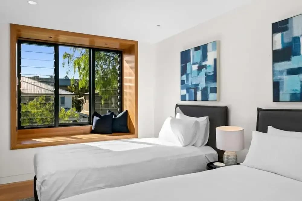 Impeccable 3-bed Home Near the Beach - photo 10
