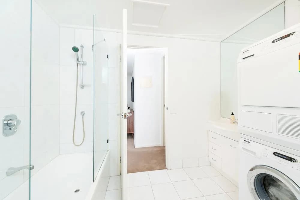 Melbourne Stays - City Point Suite - photo 7
