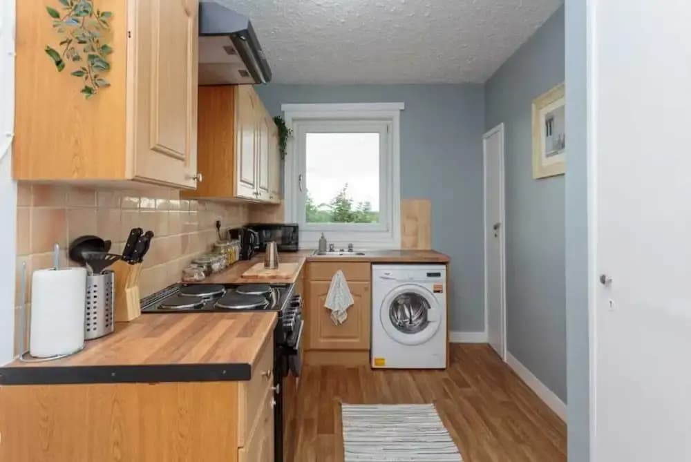 3 Bedroom Apartment on 5th Floor With Elevator - photo 10