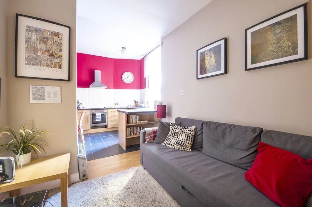 JOIVY Great Location! - Charming Apt by Edinburgh Castle - photo 5