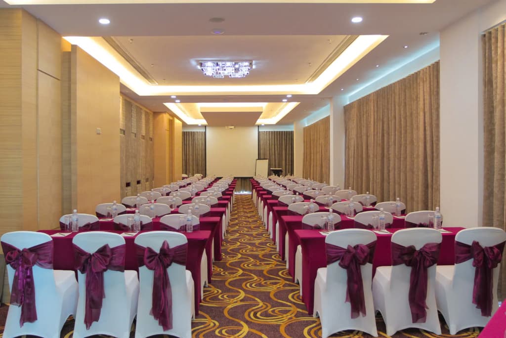 Greens Hotel & Suites - photo 14