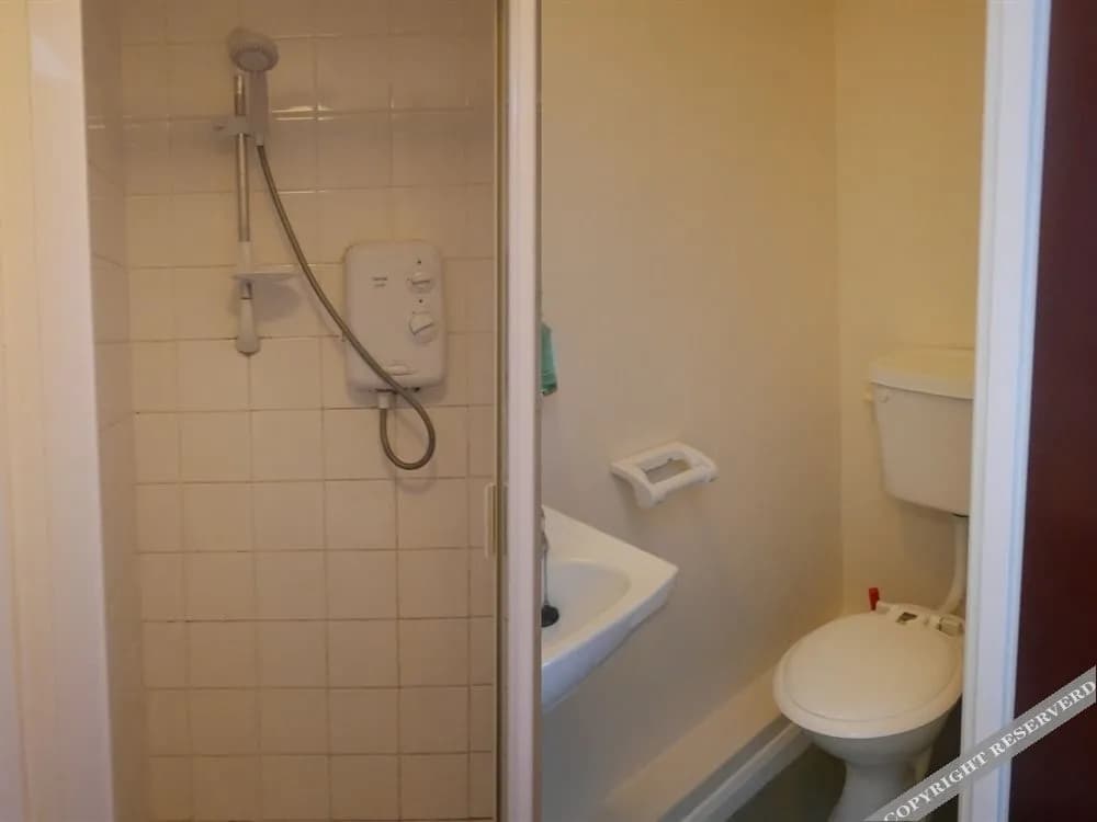 Shepiston Lodge Heathrow - photo 9